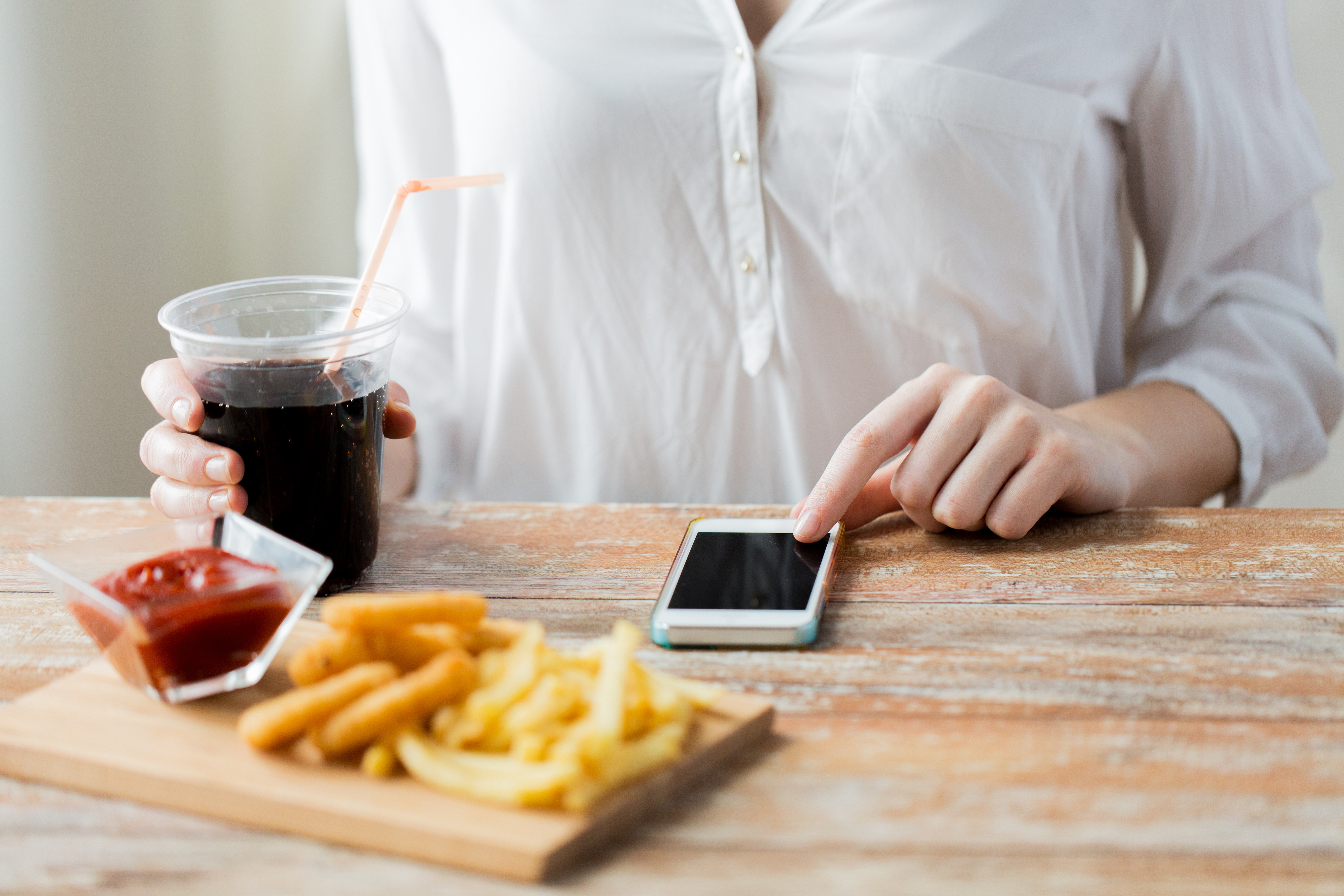 Badanie: młodzi ludzie czują większą potrzebę dostępu do smartfona niż do jedzenia