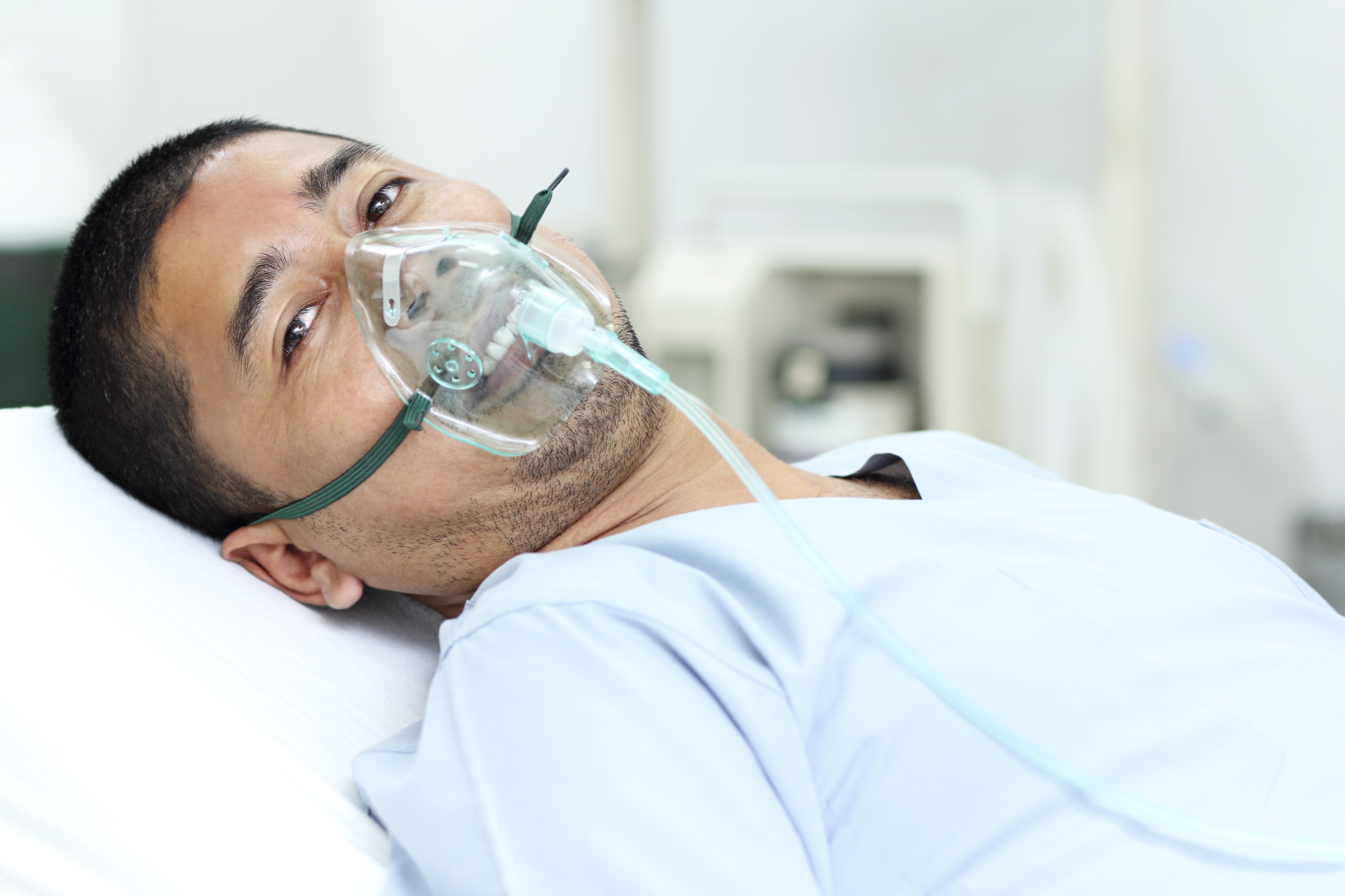 Маска дышать кислородом. Человек в кислородной маске. Кислородная маска оксигенотерапия. Оксигенотерапия через кислородную маску. Пациент с кислородной маской.