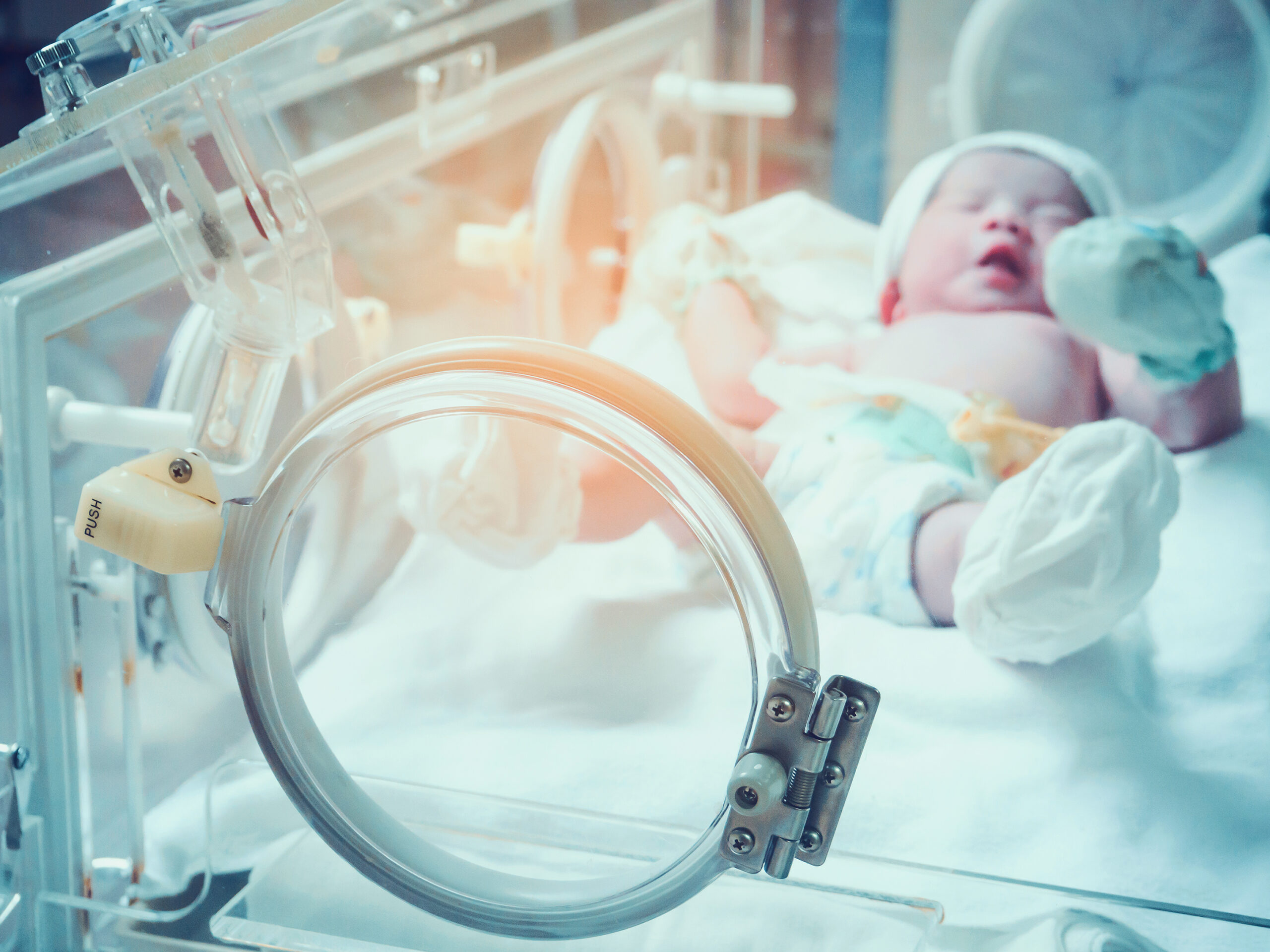 Eksperci: nie należy ograniczać dostępu rodziców do noworodków, nawet podczas pandemii
