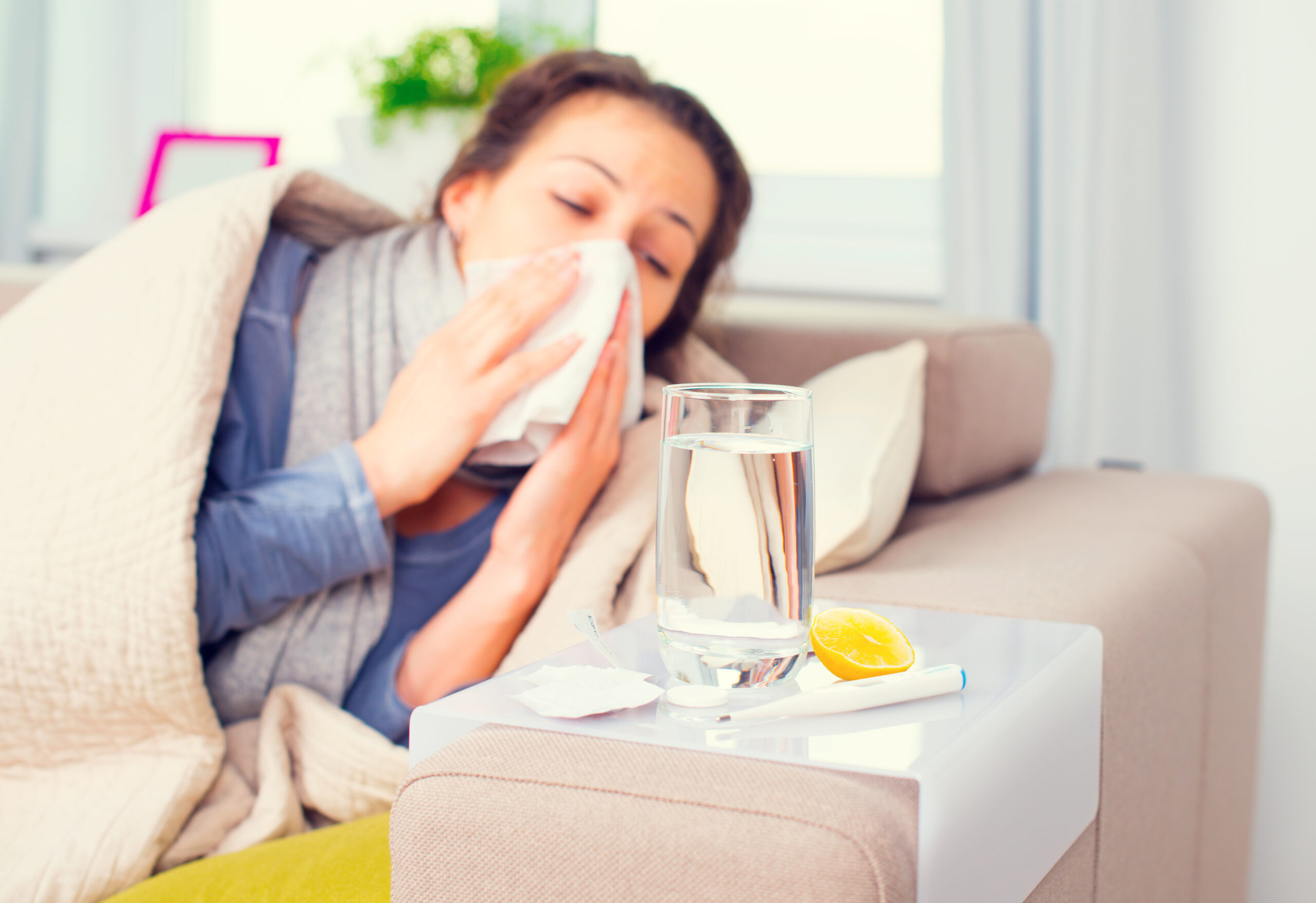 Naukowcy: Przebyte w przeszłości przeziębienia mogą chronić przed COVID-19