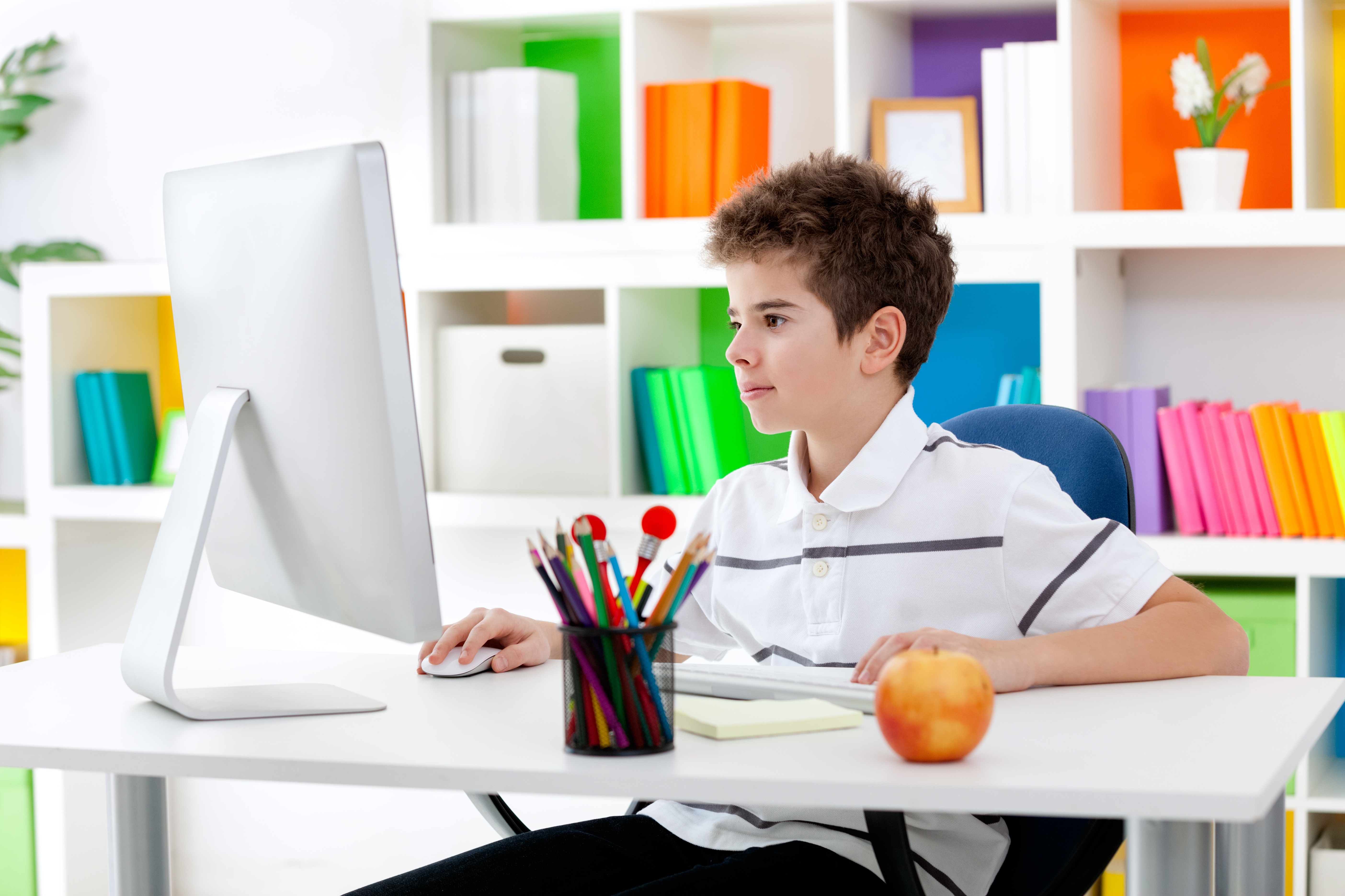 Study host. Ученик с ноутбуком. Ребенок за компьютером. Компьютер для школьника. Школьник у компа.