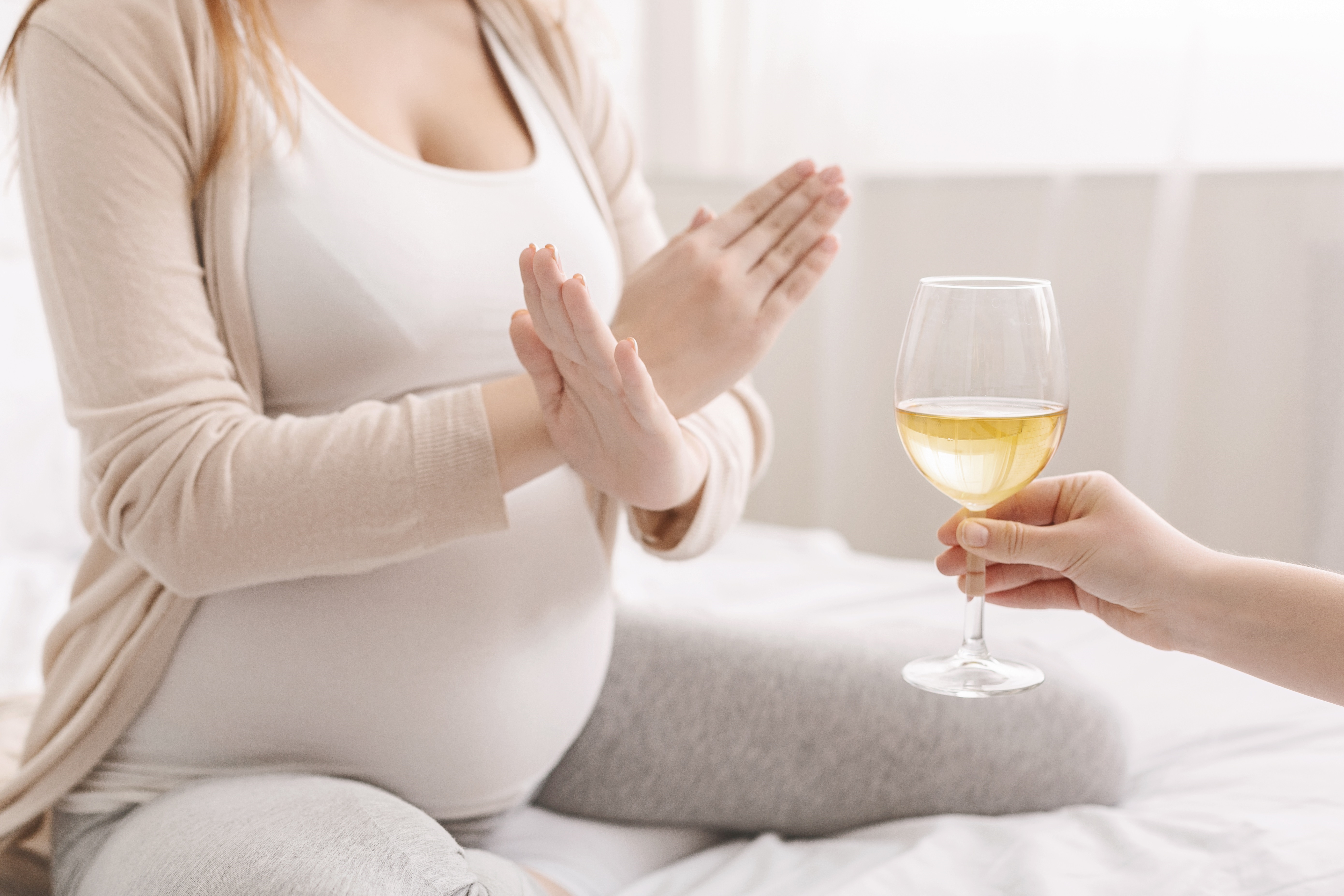 Бокал вина при беременности. Алкоголь и беременность. Вино для беременных.
