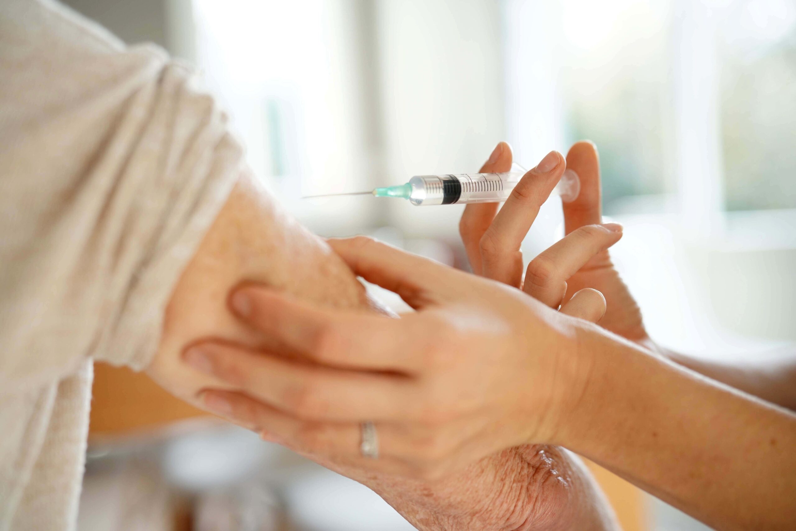 Czy szczepienie przeciw COVID-19 u seniorów w ciężkim stanie zdrowia jest bezpieczne?