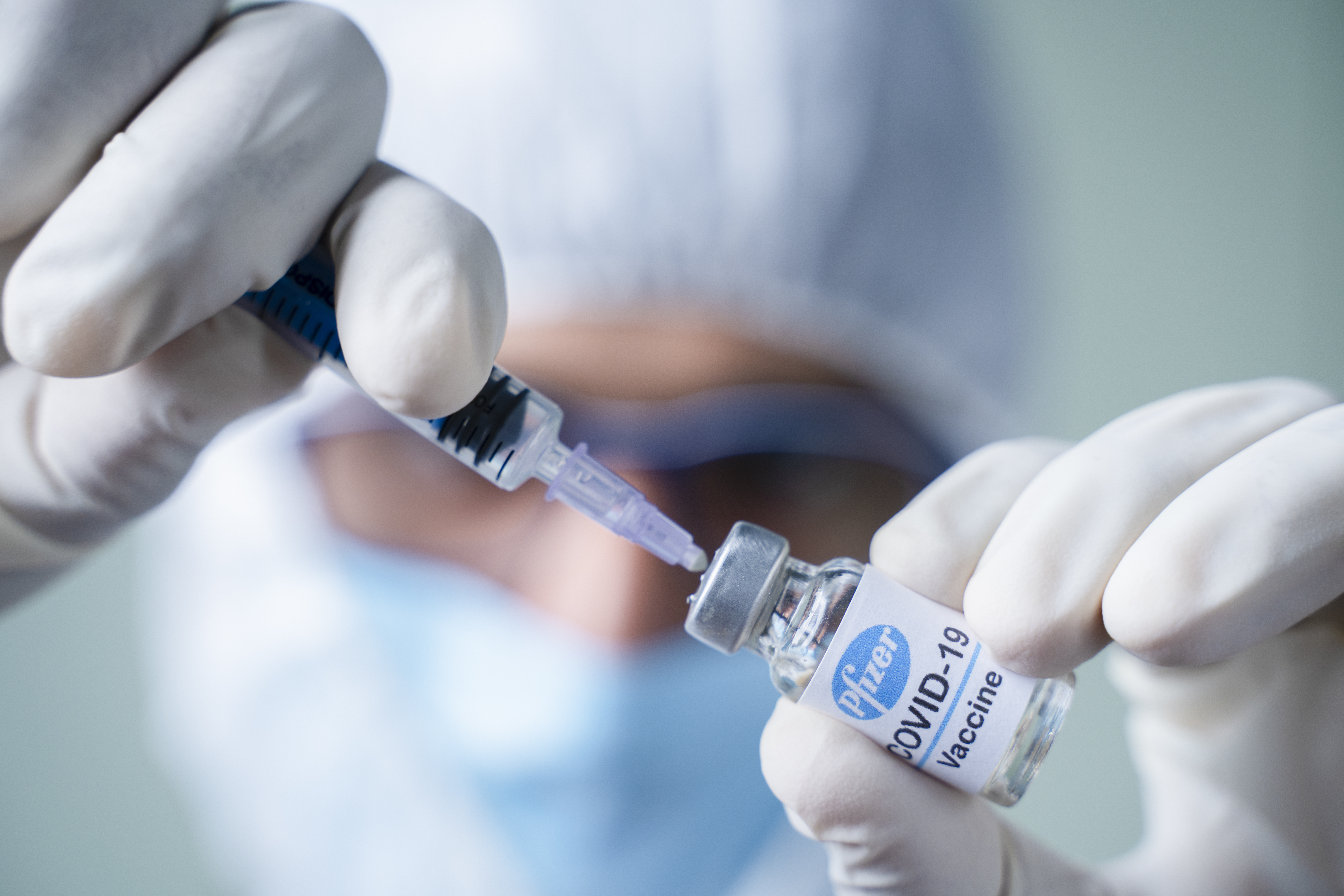 Do Polski przyleciało 176 tys. zamiast 360 tys. dawek szczepionki. Szpitale muszą wstrzymać szczepienia 1. dawką