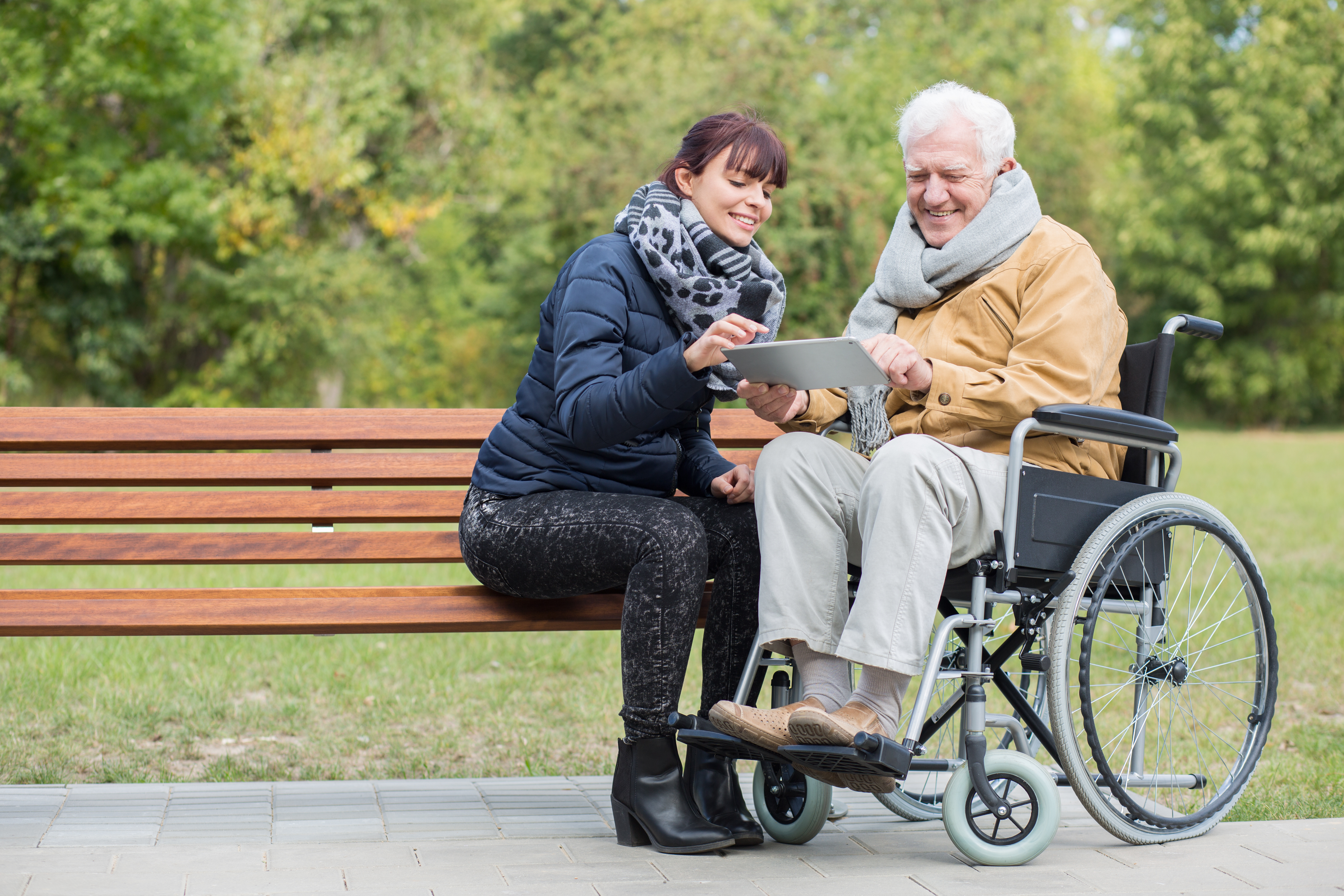 Пенсионное страхование инвалидов. Инвалиды в парке. Пенсионер по инвалидности. Пожилые с ограниченными возможностями. Инвалидность пожилых людей.
