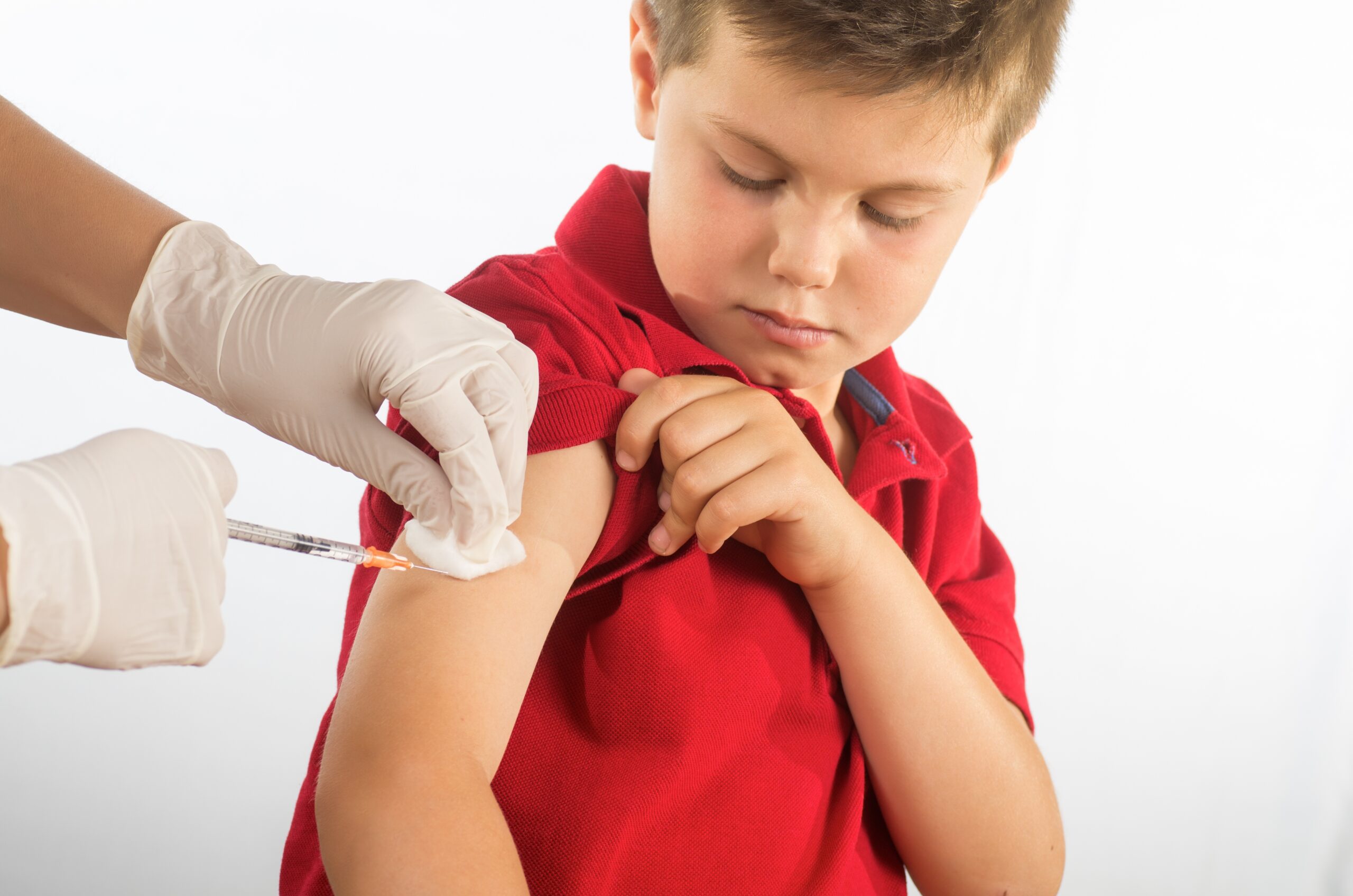 FDA wydała decyzję w sprawie szczepienia przeciw COVID-19 dzieci od 12. r.ż.
